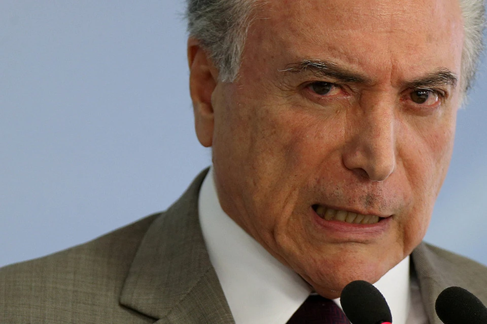 Президента Бразилии заставили бежать из дворца привидения.