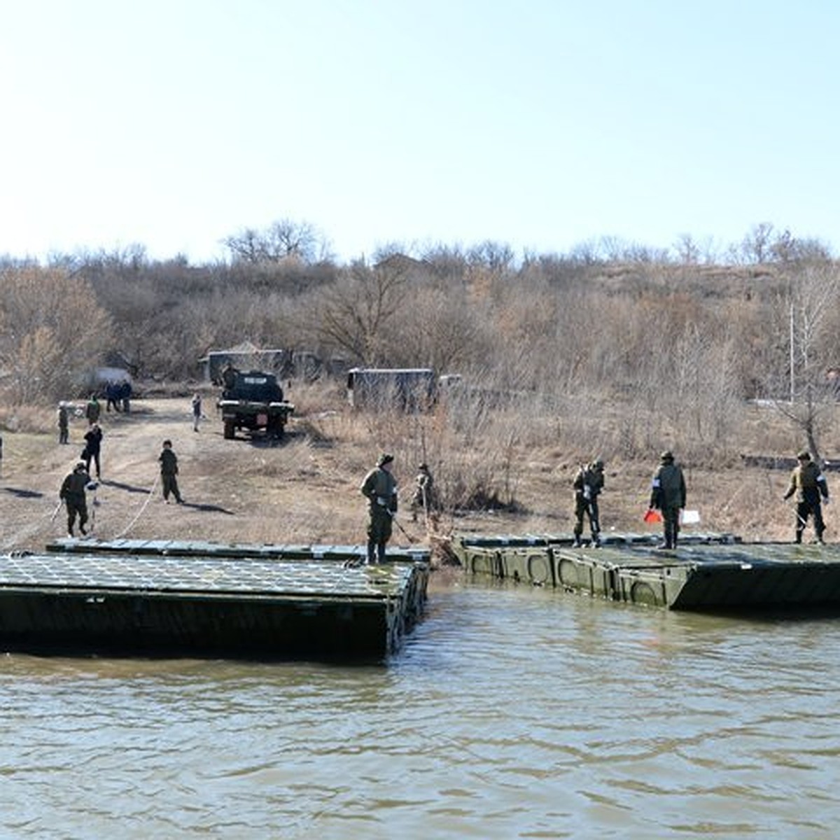 Военные инженеры тренировались возводить мосты перед половодьем - KP.RU