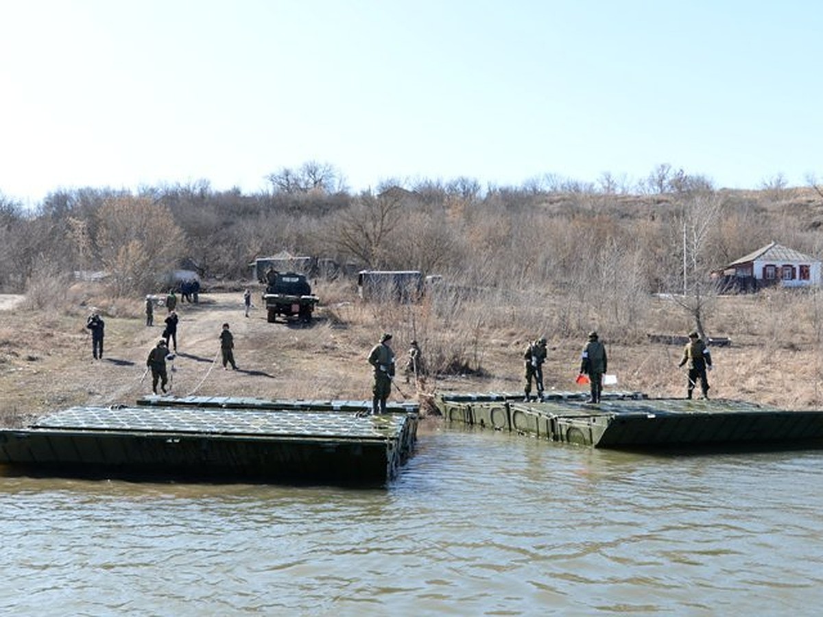 Военные инженеры тренировались возводить мосты перед половодьем - KP.RU