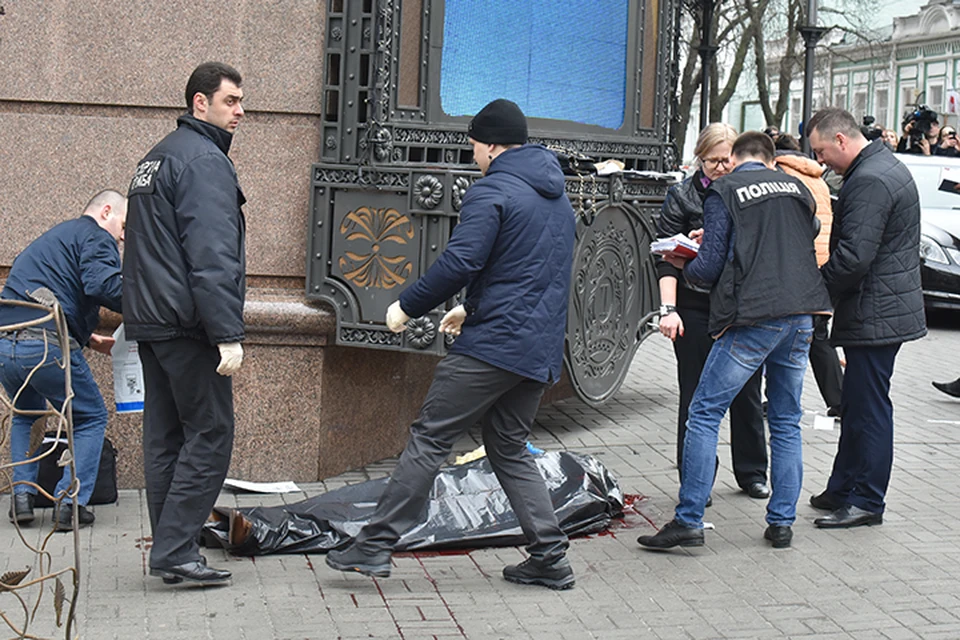 Вообще было впечатление, что на месте убийства работают чуть ли не все сыщики, патрульные, полицейские Киева. Ну половина – точно. Фото: Оскар Янсонс
