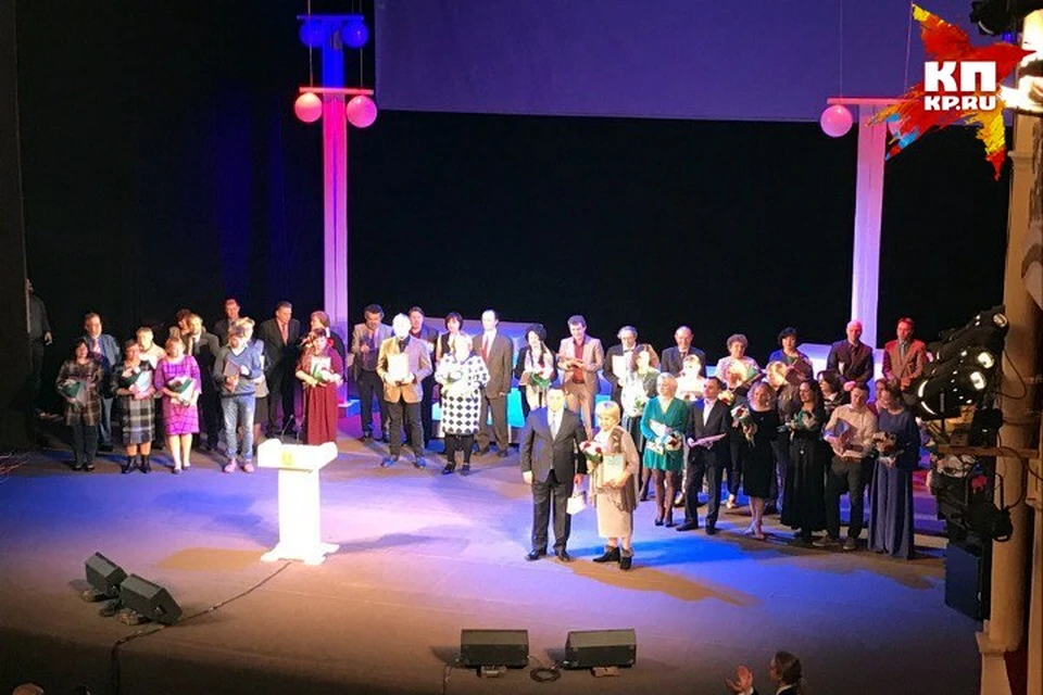 На торжественном мероприятии в театре драмы Игорь Руденя вручал государственные и региональные награды, в том числе и Гайде Лазгдынь