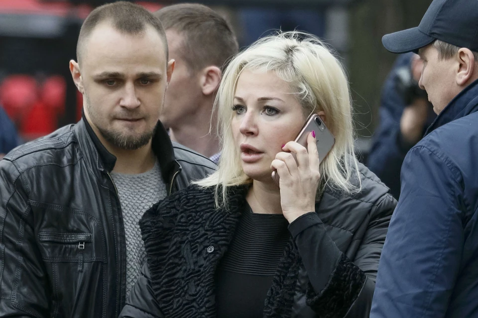 Мария Максакова на месте убийства супруга - Дениса Вороненкова.