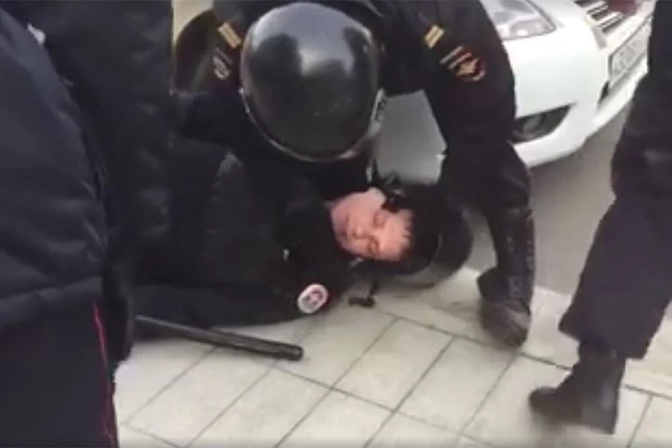 Полицейский попал в больницу после нападения участников несанкционированного митинга в Москве