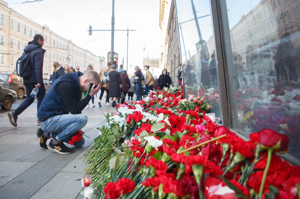 Петербург скорбит по погибшим в теракте в метро.