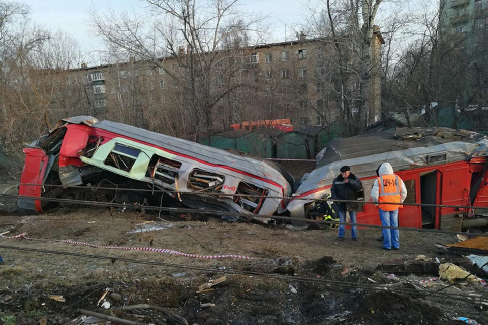 Последствия столкновения поезда и электрички в Москве