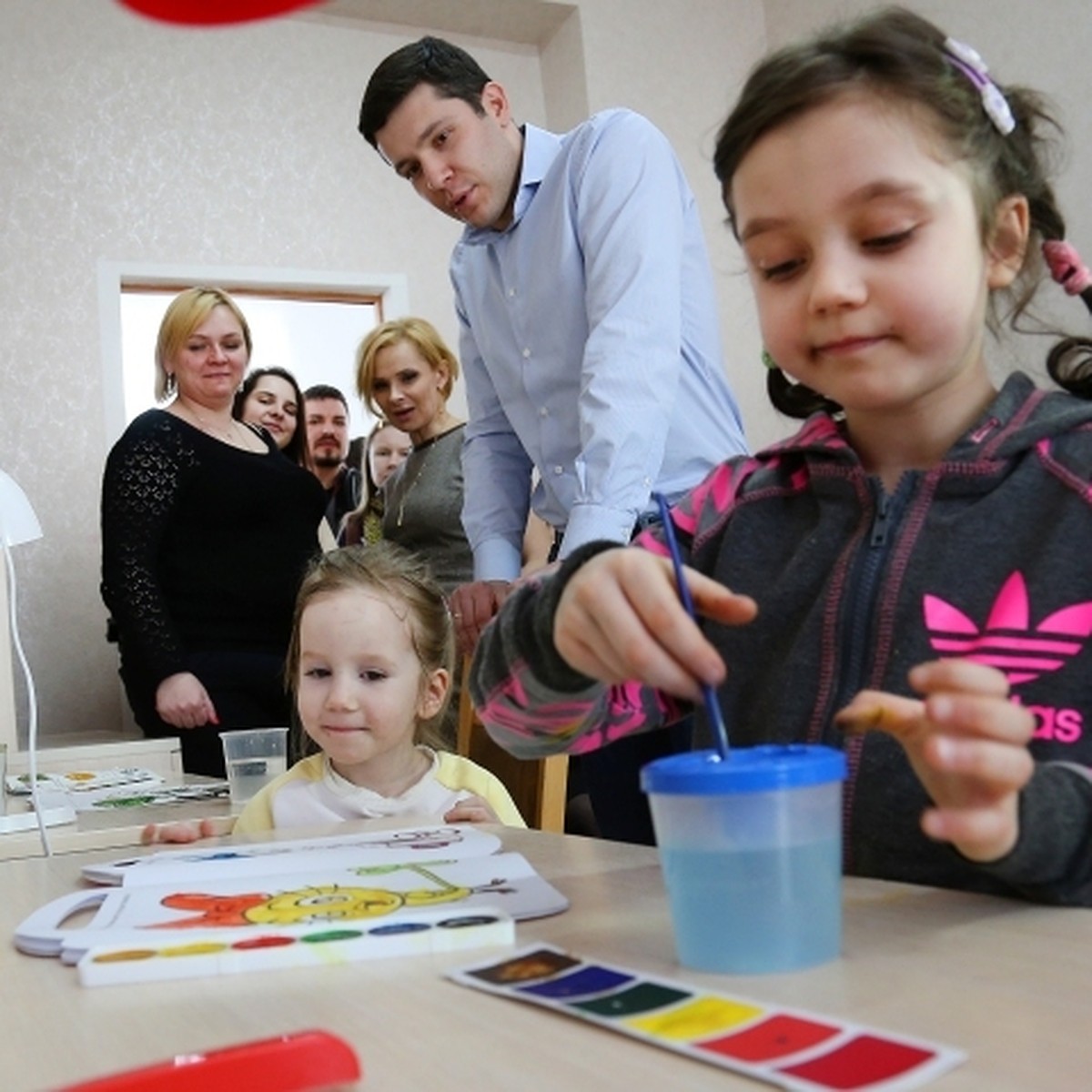 Родственница семьи, сдавшей в детдом Москвы семь детей, требует вернуть ей  «украденную» дочь - KP.RU