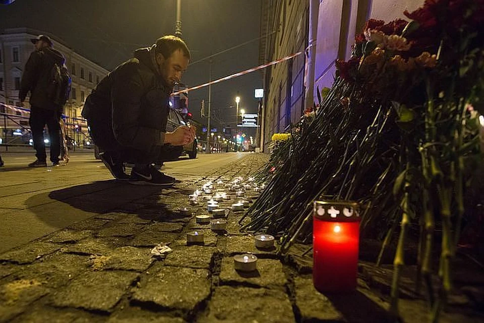 Люди стали нести цветы и свечи к месту теракта в тот же вечер