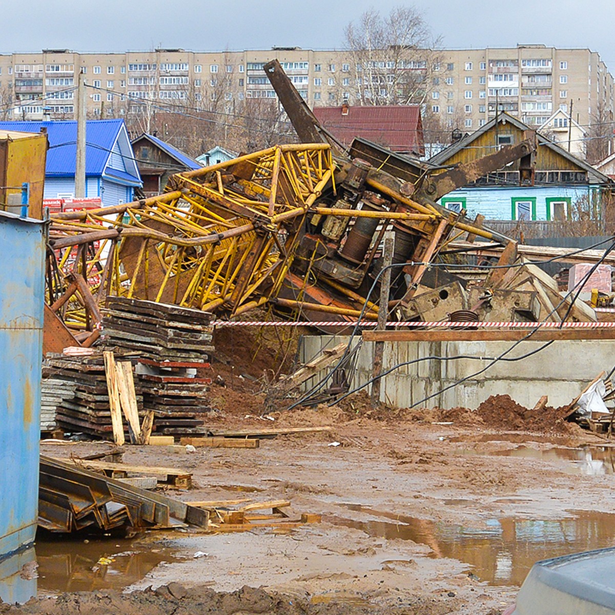 В Кирове рухнул башенный кран: машинисту повезло - KP.RU