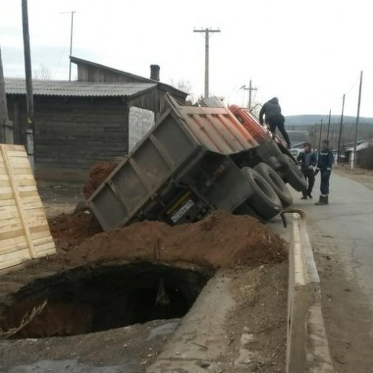 В Иркутской области КАМАЗ провалился в огромную яму на дороге, которую  приехал засыпать - KP.RU