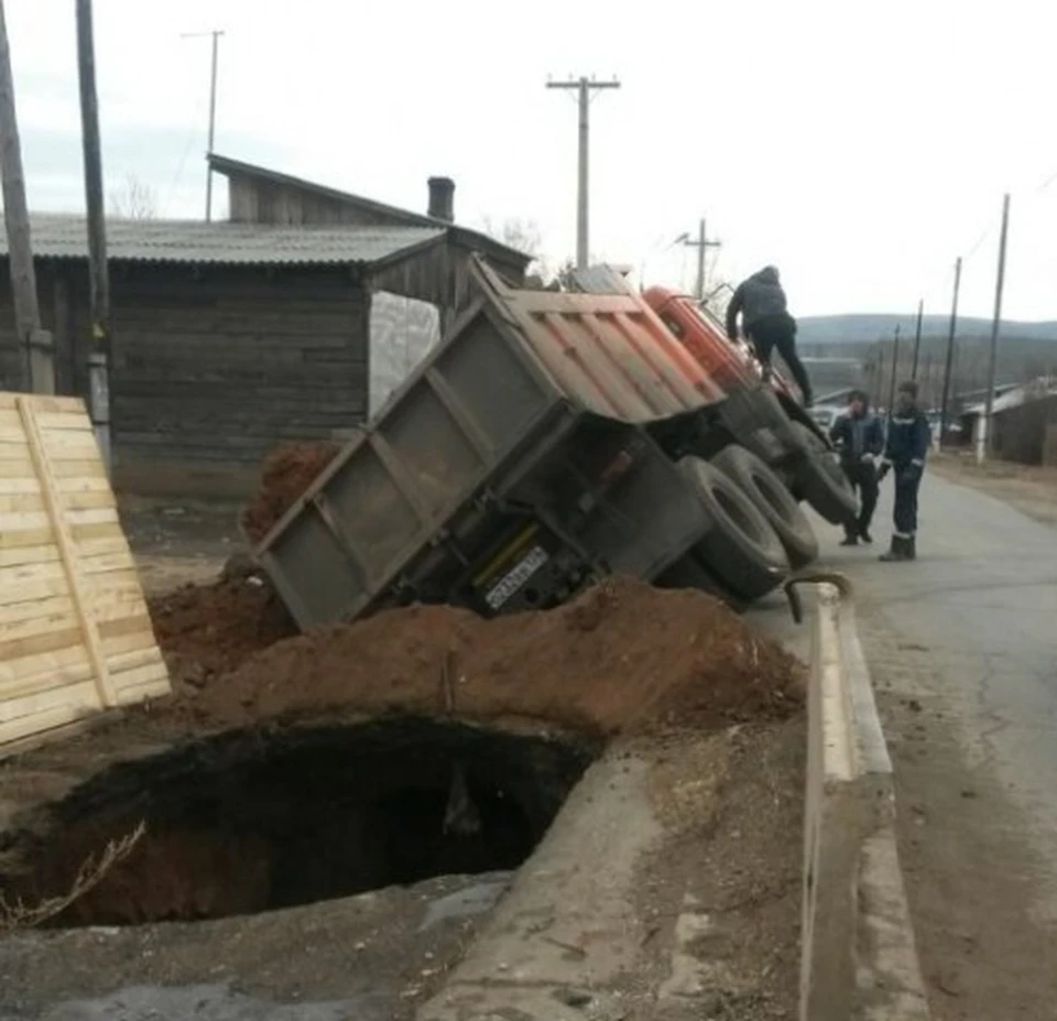 В Иркутской области КАМАЗ провалился в огромную яму на дороге, которую приехал засыпать. Фото: БГ Иркутск