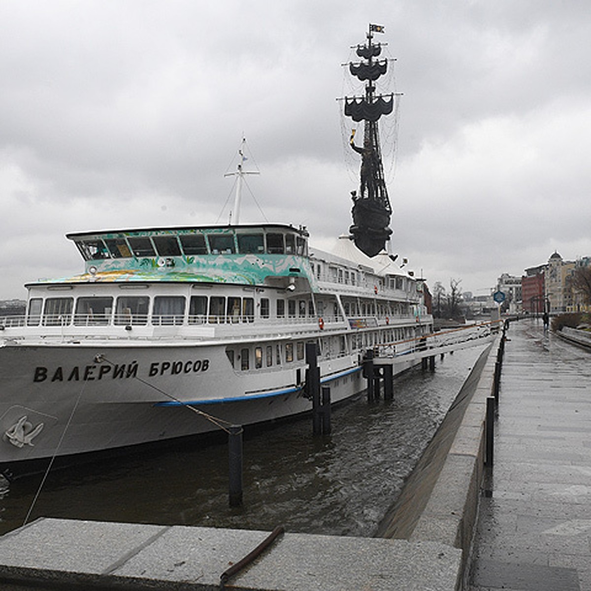 Корабль «Валерий Брюсов» скоро уплывет из центра Москвы - KP.RU