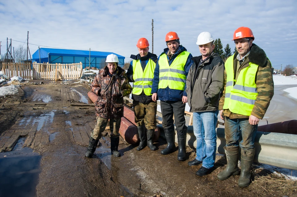 Андрей Гураль (на фото - второй справа) с бригадой строителей моста в Туксе, которой руководит Михаил Ошкало (на фото - первый слева).