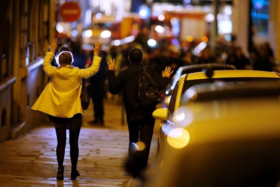 В Париже полиция перекрыла район, где произошла перестрелка, прохожих просили поднимать руки