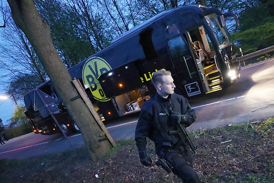 Полицейские на месте ЧП с автобусом футбольного клуба "Боруссия".
