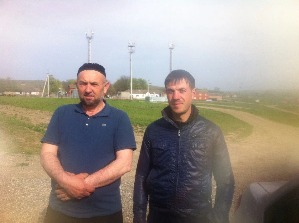 Игорь Петров (справа) с одним из своих освободителей. Фото: vk.com/alternative_moscow