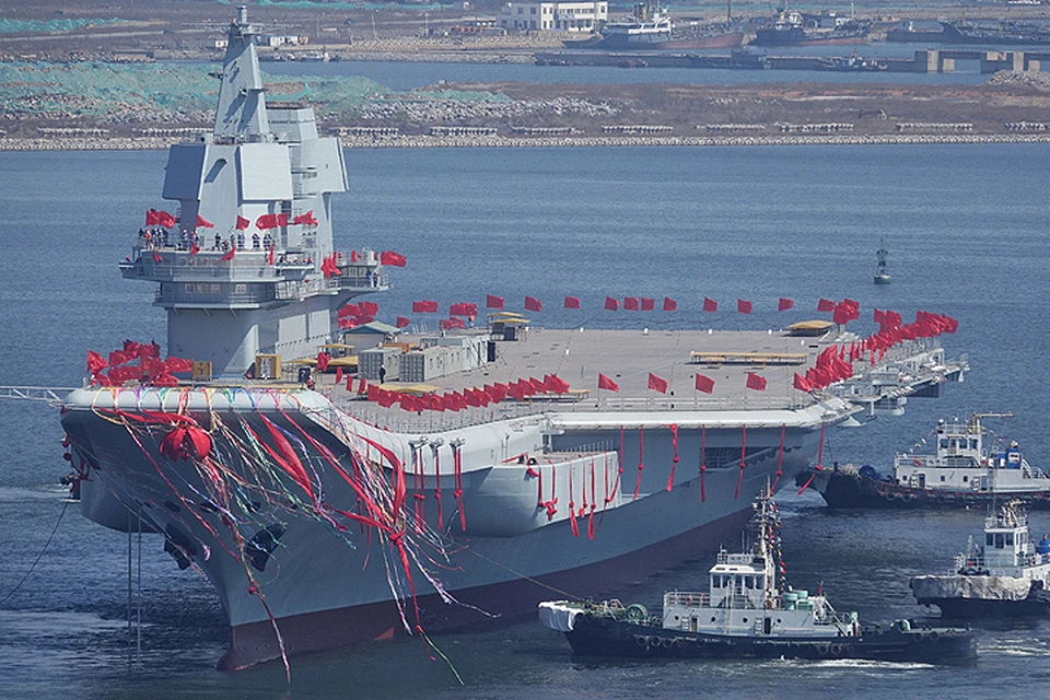 Новый китайский авианесущий крейсер - «смесь» полноценного боевого корабля с авианосной группой.