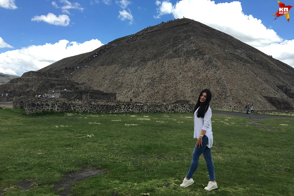 Поездка на пирамиды - обычный сценарий выходных для мексиканской семьи.