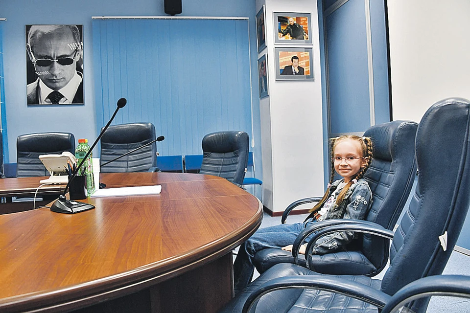 В редакции «КП» Вика побывала в Голубом зале, где проходят планерки, и немного посидела в кресле главного редактора.