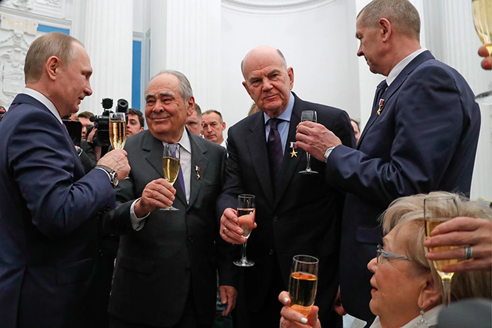 Наши сегодняшние лауреаты – люди совершенно разные, - заключил церемонию Путин. Фото: Михаил Метцель/ТАСС