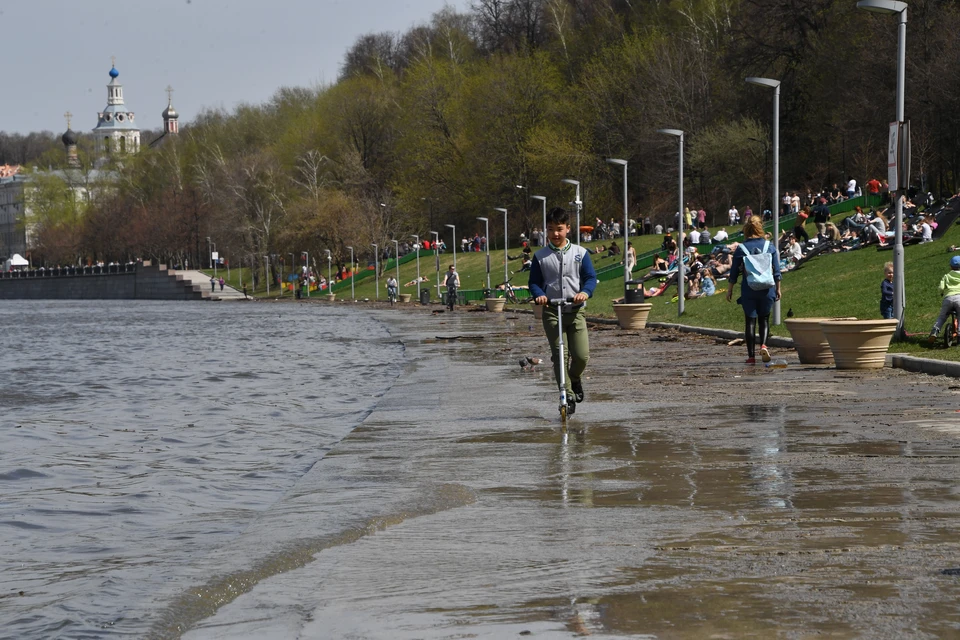 Вышли из берегов. Уровень воды в Москве реке. Москва река вышла из берегов. Уровень воды в Москве реке в Лыткарино. Уровень воды в Москва реке в Никулино.