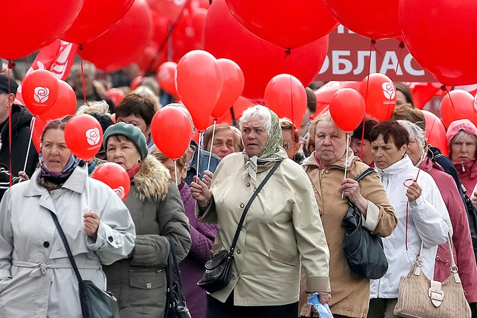 Участники первомайского шествия в центре Киева.