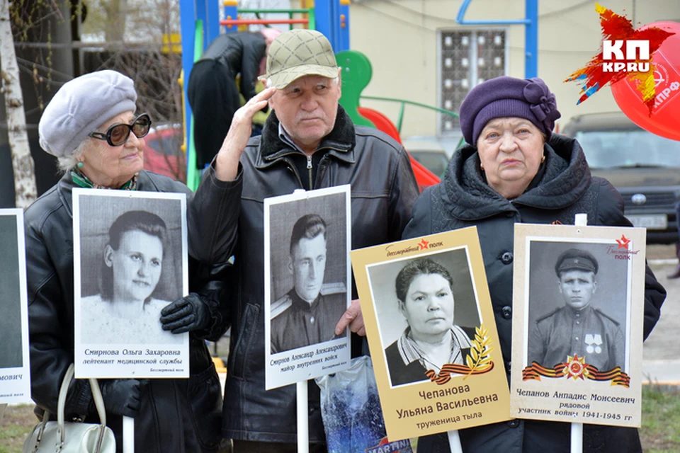 Сибиряки с гордостью принесли на праздник штендеры с портретами родных.