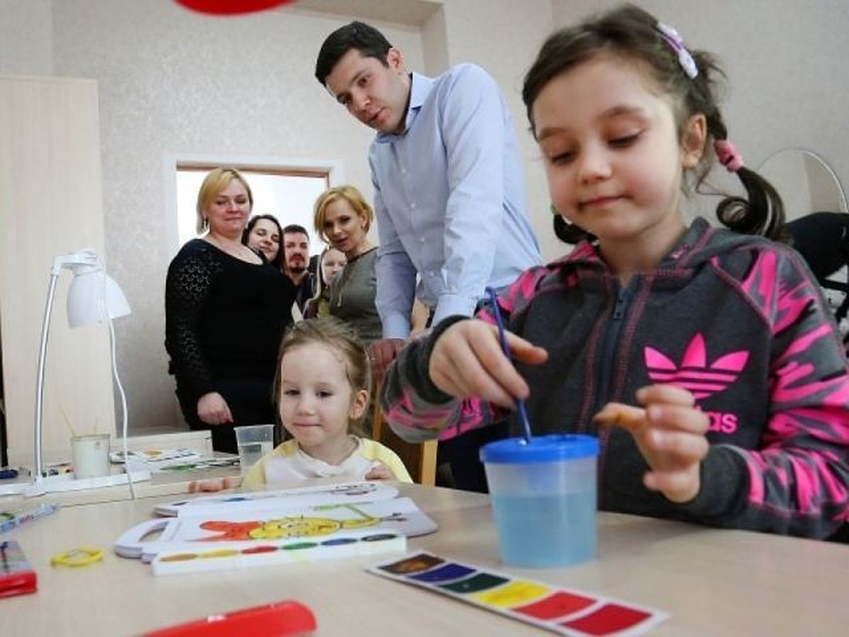 Семеро калининградских детей, брошенных опекунами в Москве, переезжают в  трехэтажный дом - KP.RU