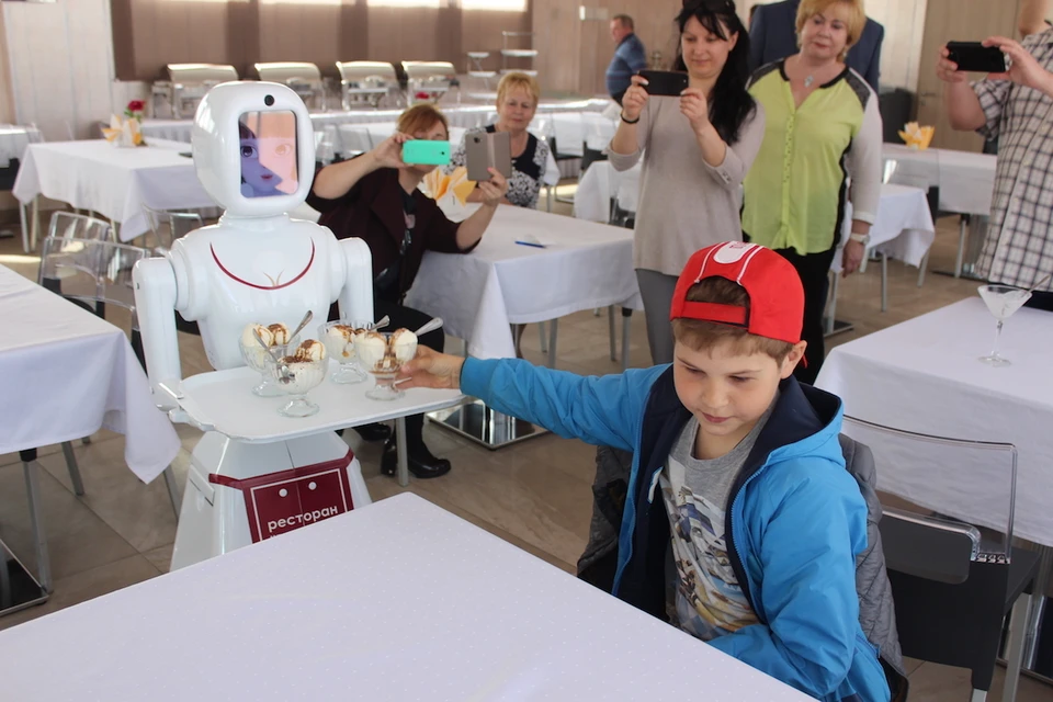 Робот Ксюша обслуживает первых посетителей