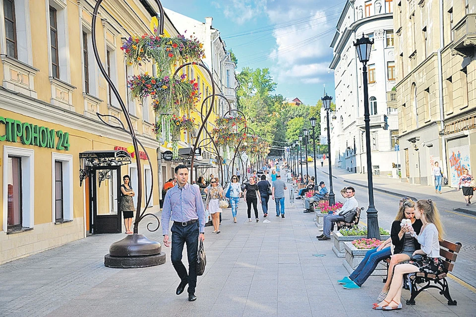 Среди москвичей наиболее популярными стали вопросы по благоустройству города, они активно выбирают виды лавочек, фонари, которые будут установлены на улицах.