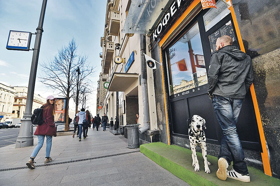 Широкий тротуар, много доступных кафе - такая теперь главная улица столицы.