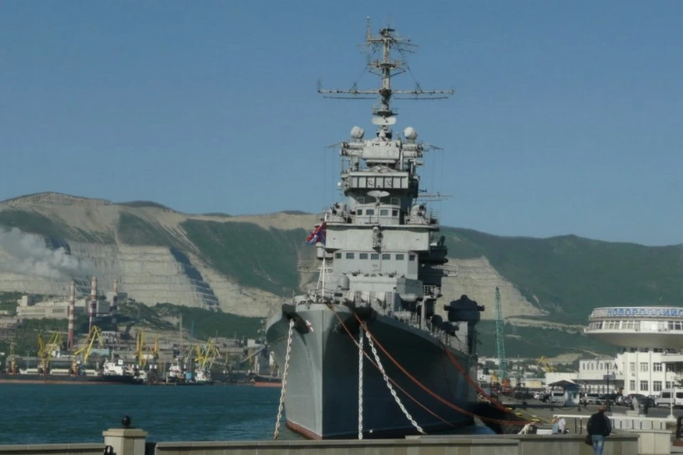 Корабль обладает достаточно внушительными габаритами и выглядит гигантом даже на фоне гор. Фото: Центральный военно-морской музей