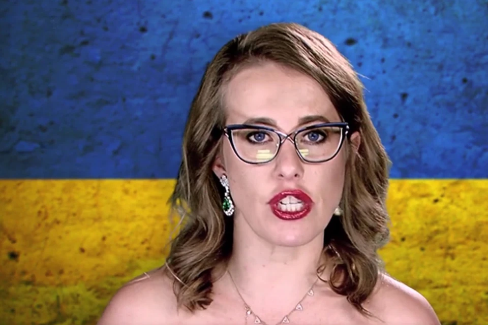 Ксения Собчак, надев открытое платье и встав с оголенными плечами у потертой жовто-блакитной стены, обратилась сразу к президенту Украины