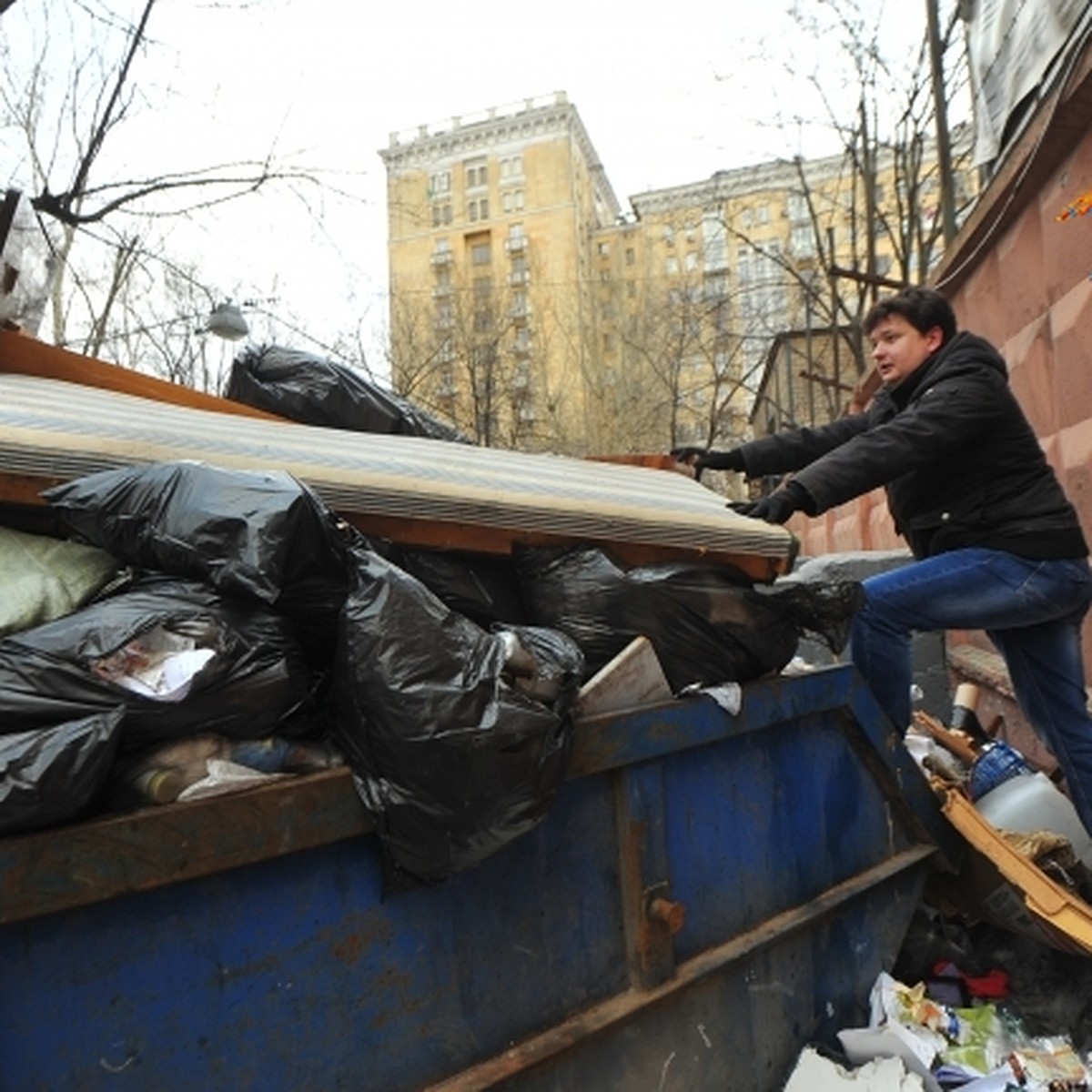 В Екатеринбурге судебные приставы вынесли из квартиры должников тонну мусора  - KP.RU