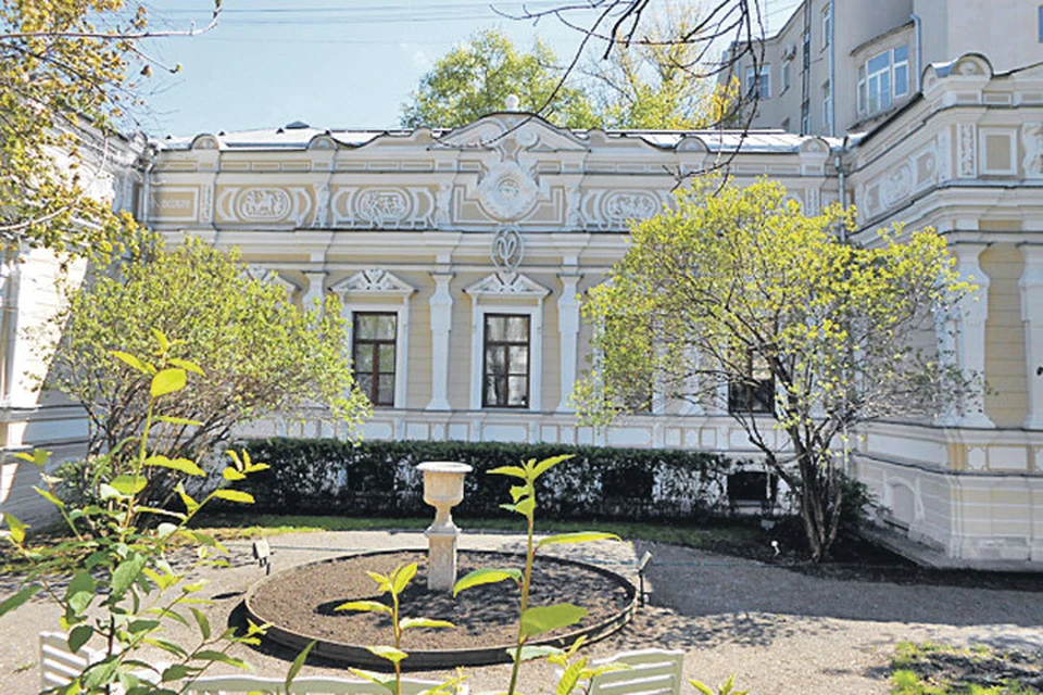 Вознесенский пер., 6. Станция метро «Библиотека им. Ленина»