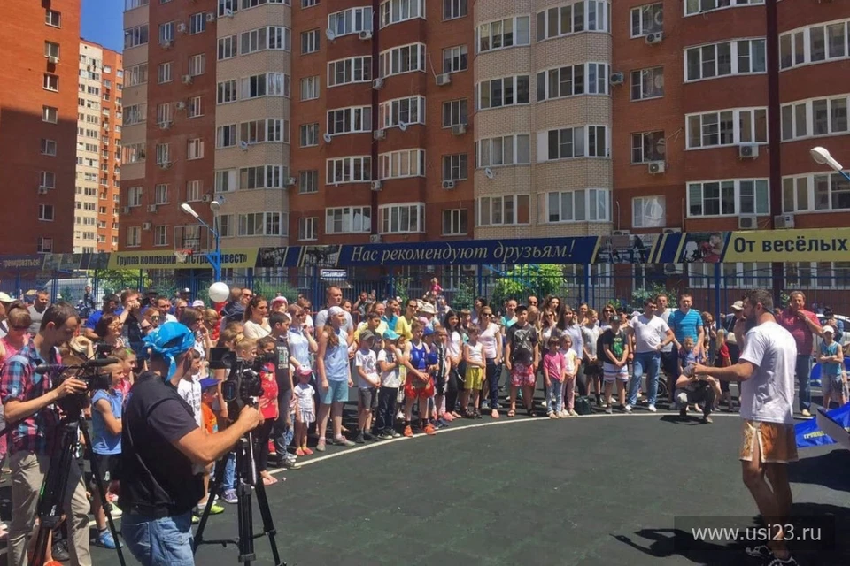 Жители "Панорамы" с удовольствием размялись под веселую музыку
