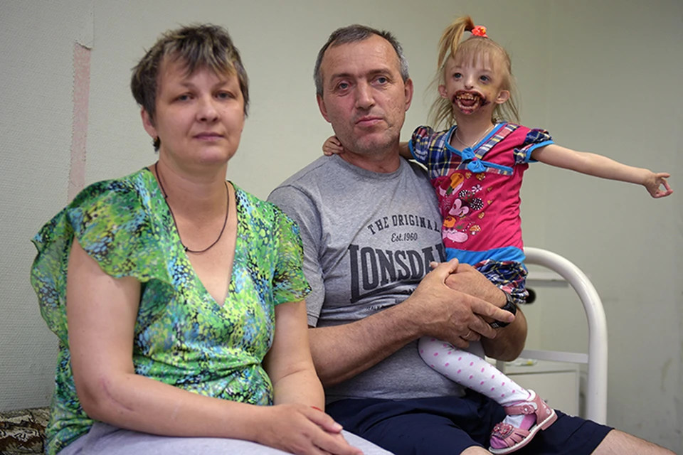 Елена и Юрий с дочкой с больнице. Дарине предстоит еще несколько операций - по одной каждые два года