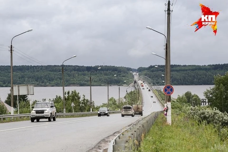 Пока на Чусовском мосту всего по одной полосе движения в каждую сторону.