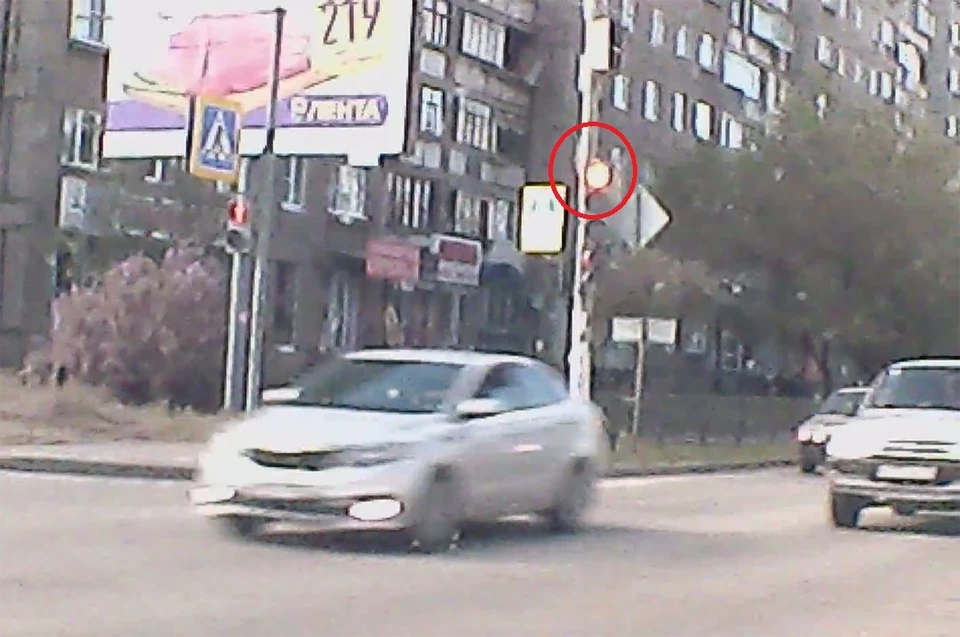 Некоторые автомобилисты не знают, что режим работы светофора на этом перекрестке сменился. Кадр из видео Максима Аминева.
