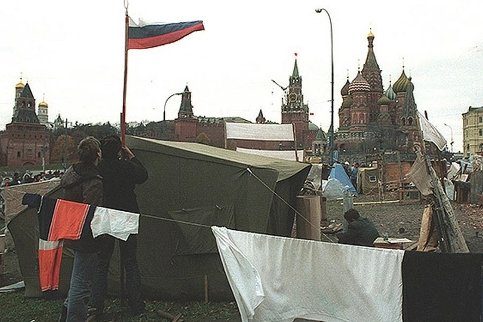 Палаточный лагерь у стен Кремля в Москве