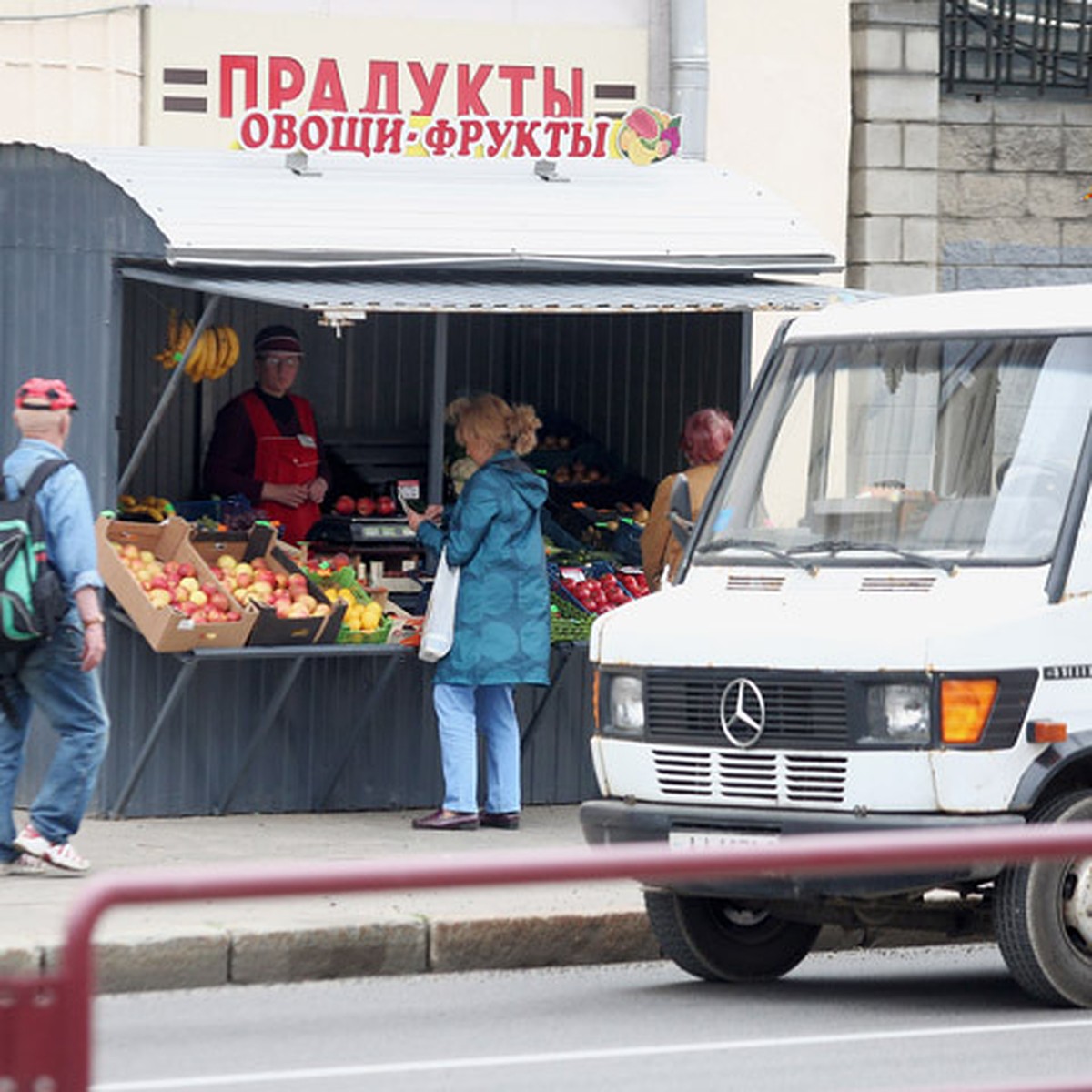 В Минске решили полностью убрать палатки с фруктами и овощами - KP.RU