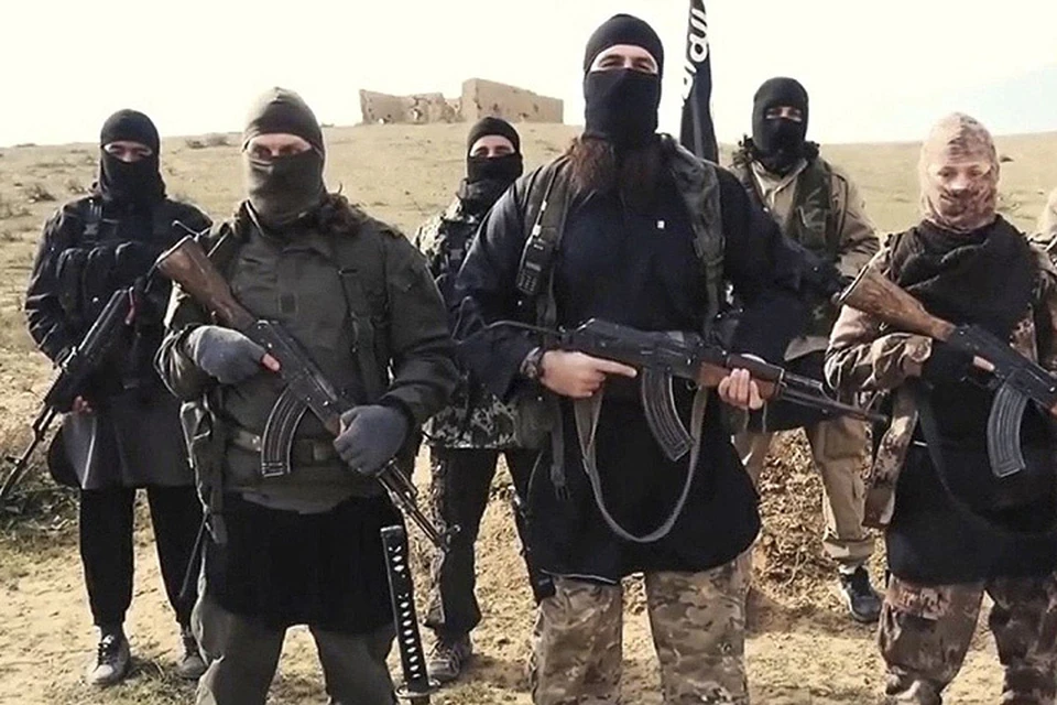 Боевики террористической организации "Исламское государство" (запрещена в РФ) в сирийской Ракке.