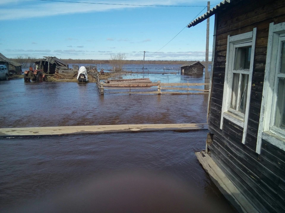 В Верхнем и Среднем Бугаево уровень воды настолько высок, что люди вынуждены спасаться от воды на чердаках. фото: ГКУ "СПАС-Коми"