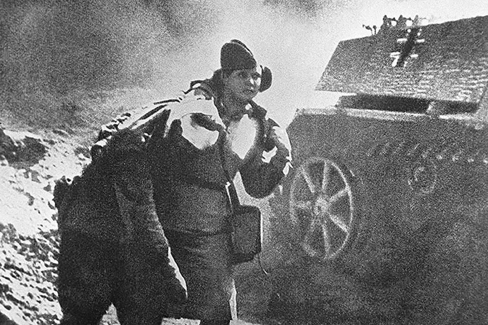 Медсестра выводит раненого с поля боя, 1944 год. Фото Георгий Коновалов /Фотохроника ТАСС/