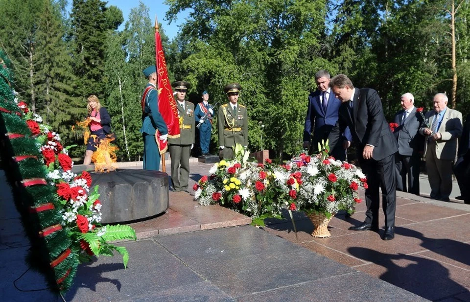 В День памяти и скорби к Мемориалу боевой и трудовой славы томичей были возложены цветы. Фото: пресс-служба администрации города Томска