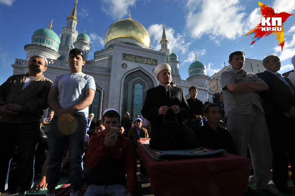 Праздничный намаз ураза время. Люди на Ураза байрам в мечети Москвы. Ураза байрам трансляция. Ураза байрам 2022 Симферополь.