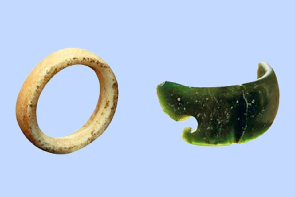 Кольцо-подвеска и фрагмент браслета, найденные в Денисовой пещере