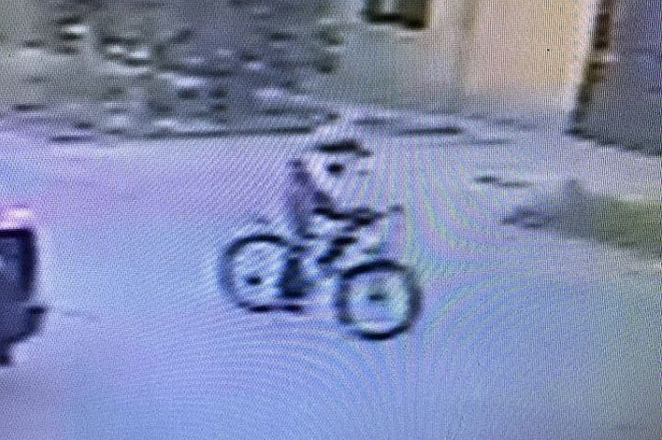 Неизвестный передвигался на велосипеде. Фото: стоп-кадр видео.