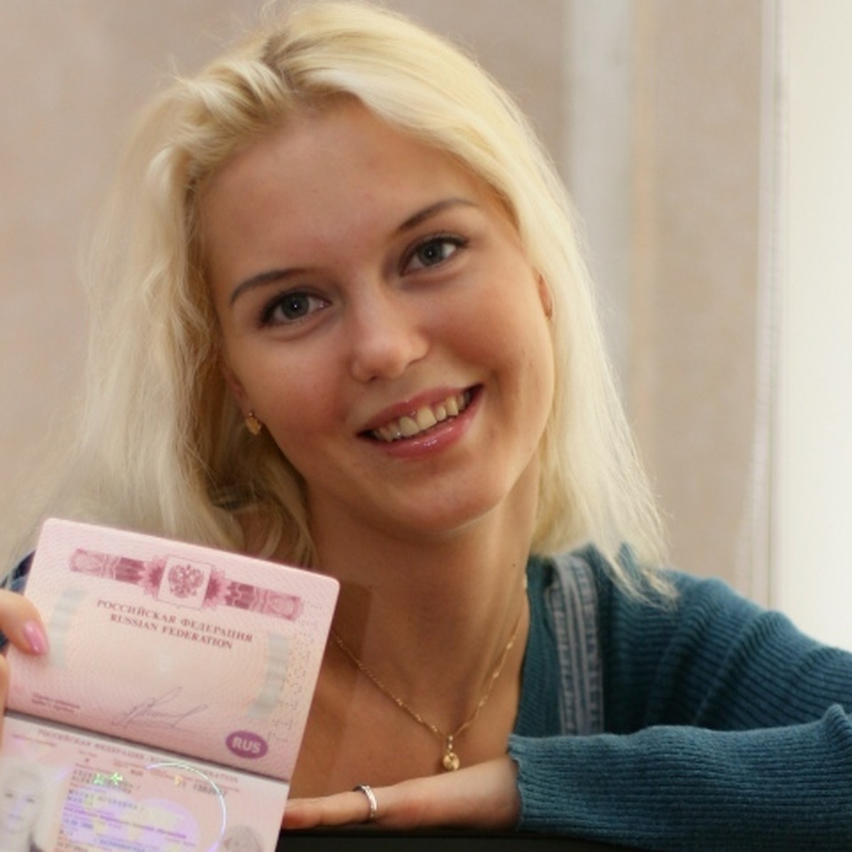 Блондинка на паспорт