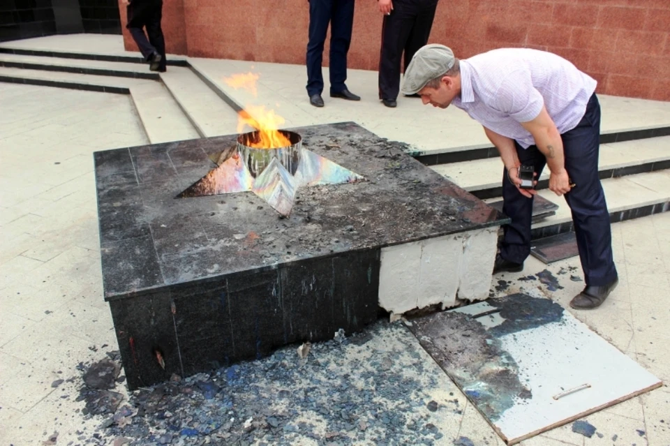 Люди убирали пепел и возмущались: «Это же надо было додуматься сделать такое»! Фото: Подслушано Южноуральск (vk.com)