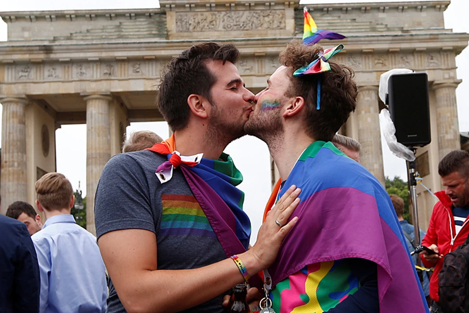 Бундестаг принял скандальный закон о разрешении однополым парам регистрировать свои отношения и усыновлять детей